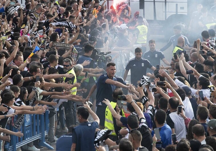 La marea albinegra arropa al Cartagena antes de la final contra el Burgos